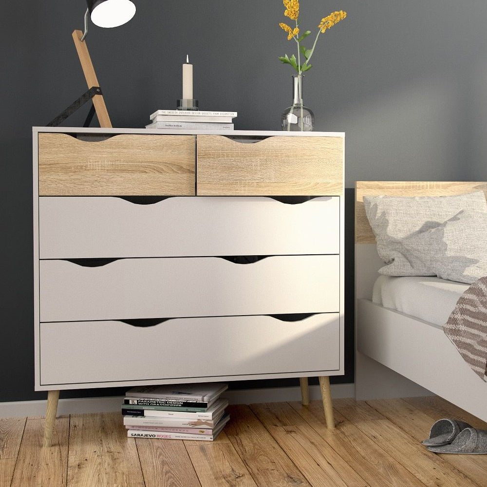 CHOICEWARDROBE Lorma chest of drawers: white frame, 2 oak effect drawers, 3 white drawers. Lamp and flowers on top.