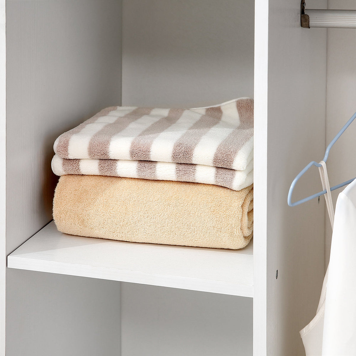 homcom open wardrobe on wheels bedroom wardrobe with clothes hanging rail 3 storage shelves mobile garment rack for cloakroom hallway white